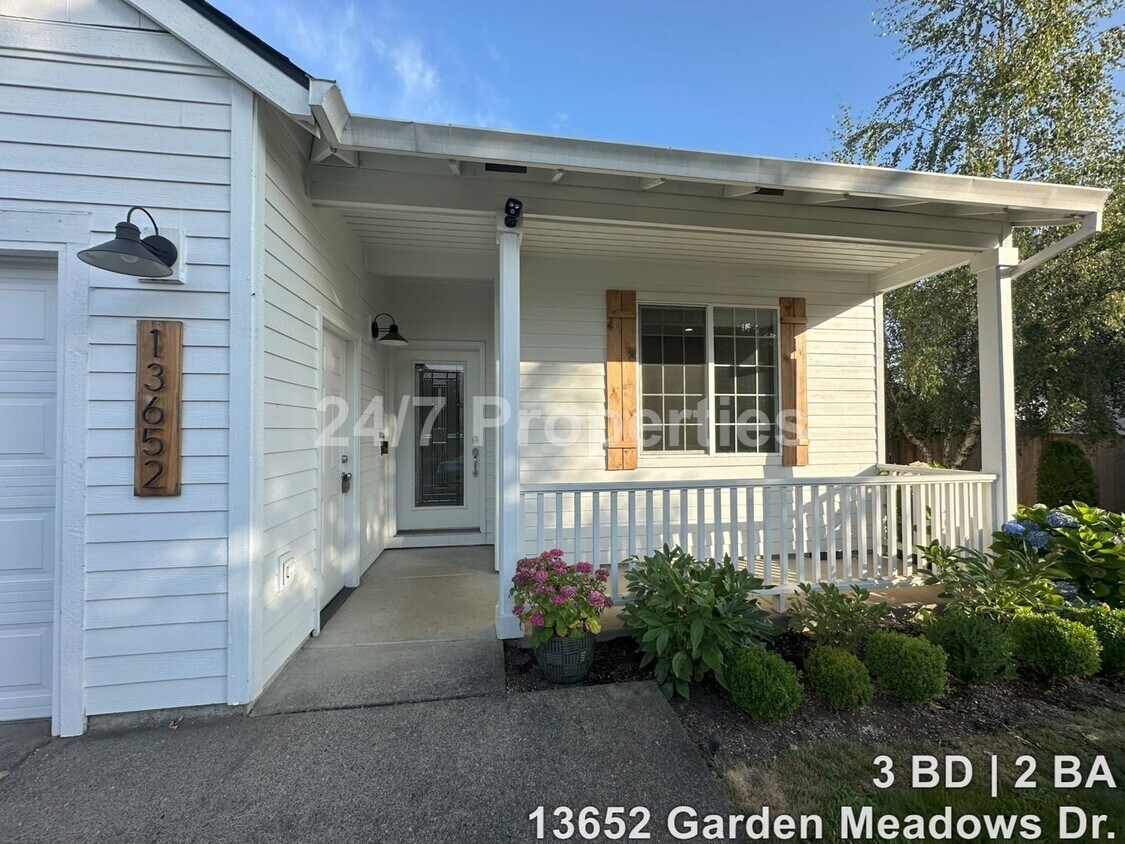 Foto principal - 3 BD | 2 BA House with Fenced Backyard and...