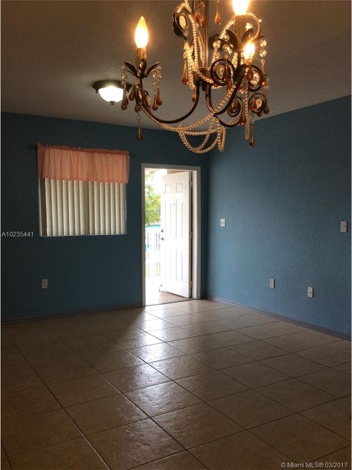 Foto del edificio - 295 E 2nd St