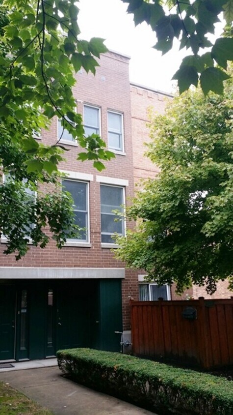 Foto principal - 7241 Franklin St