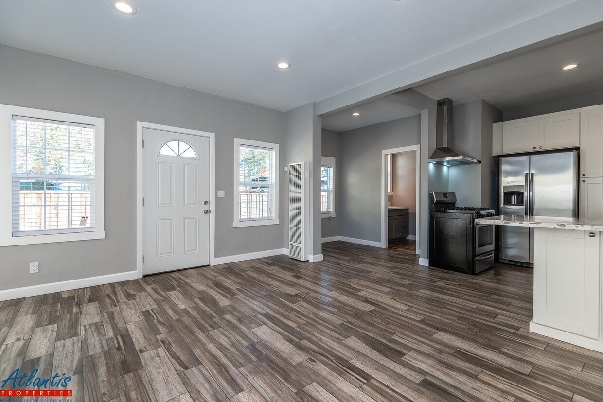 Primary Photo - (Lease-up Only) Thirteenth St N 855