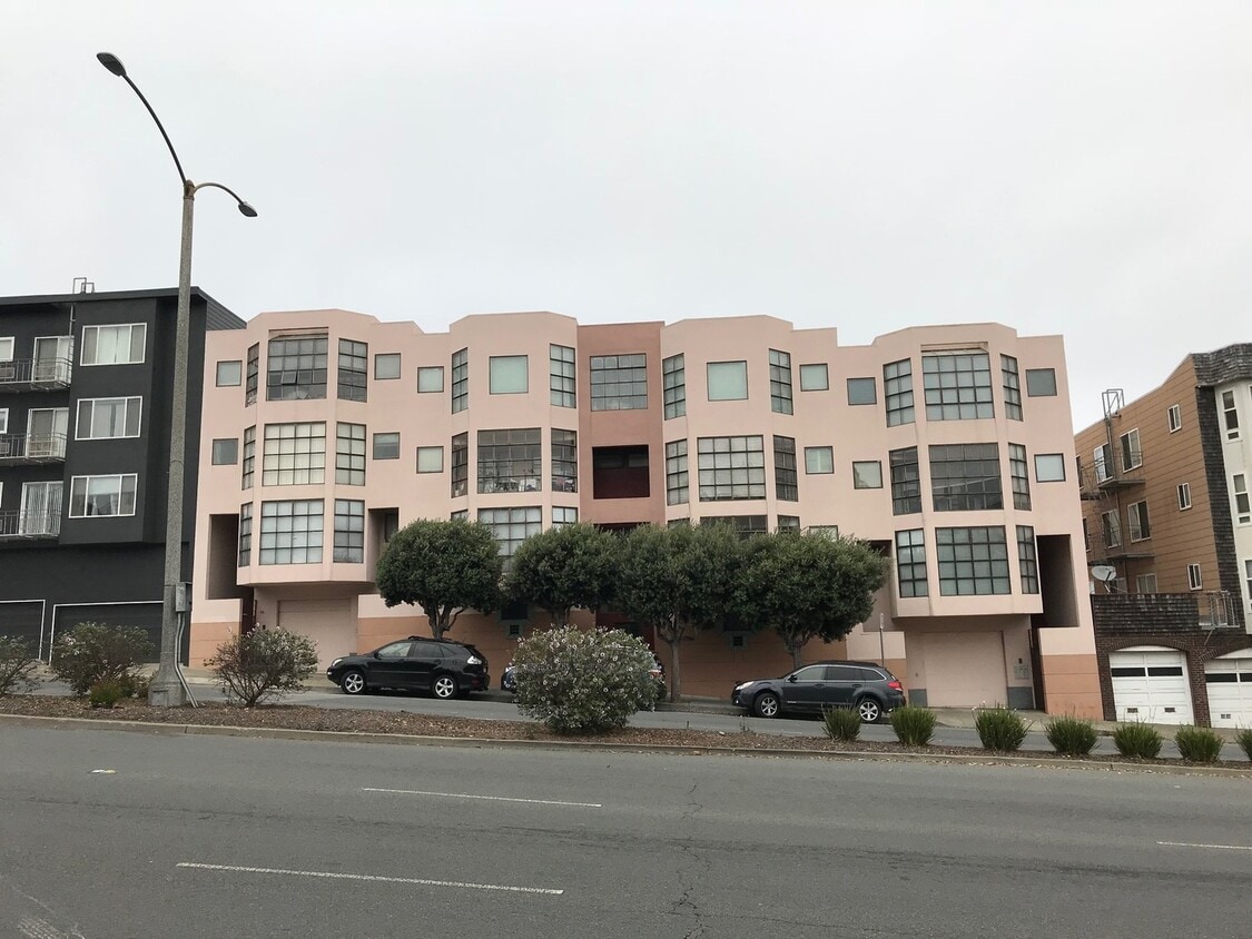 Primary Photo - Studio w/Amazing Views, Walk-in Closet, Pa...
