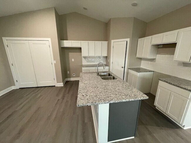 Foto del edificio - 2755/57 S Greenleaf Cir