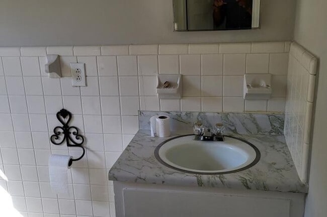 Building Photo - 513 Center St