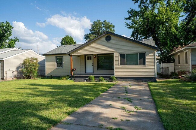 Building Photo - 4 bed/ 2 bath! Prime Location near Brooksi...