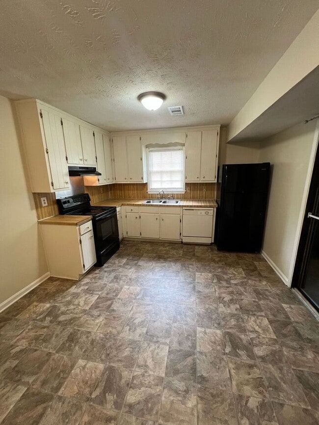 Building Photo - Finally 2 bedroom 1.5 bath available in La...