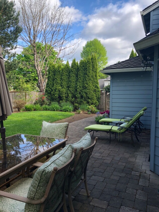 Patio & lawn-plenty of space to enjoy outdoors - 11405 SW Paulina Drive