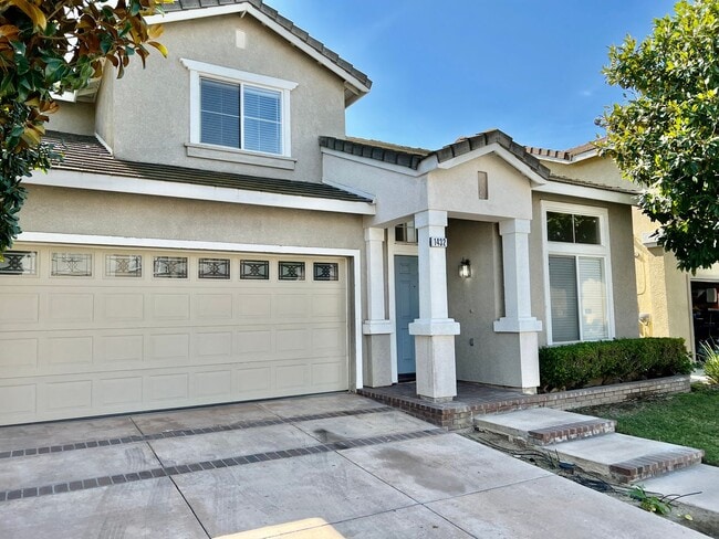 Building Photo - Nice 2 Story Home