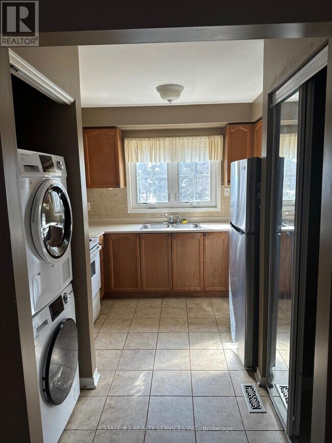 Photo du bâtiment - 6060 Snowy Owl Crescent