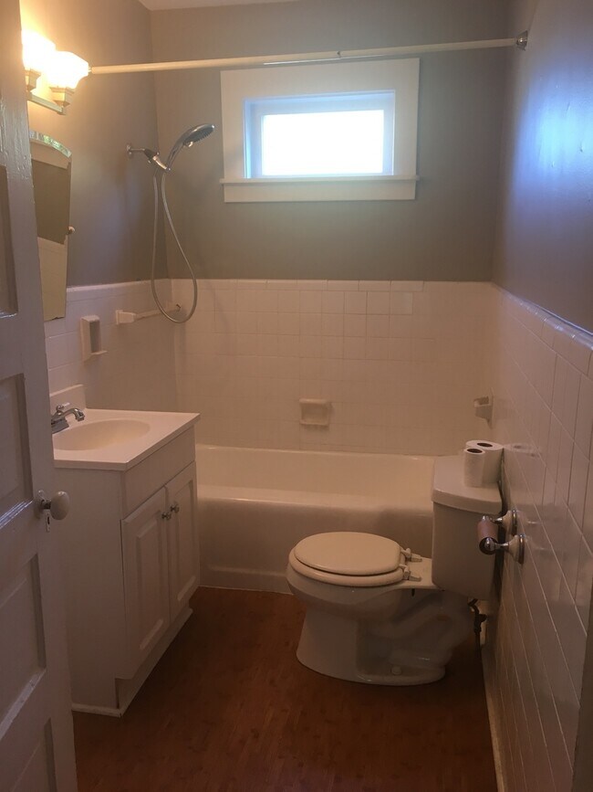 Foto del edificio - Large home on corner lot in Woodbine, Great Front Porch, Blocks from Coffee Shop, Easy Interstate...