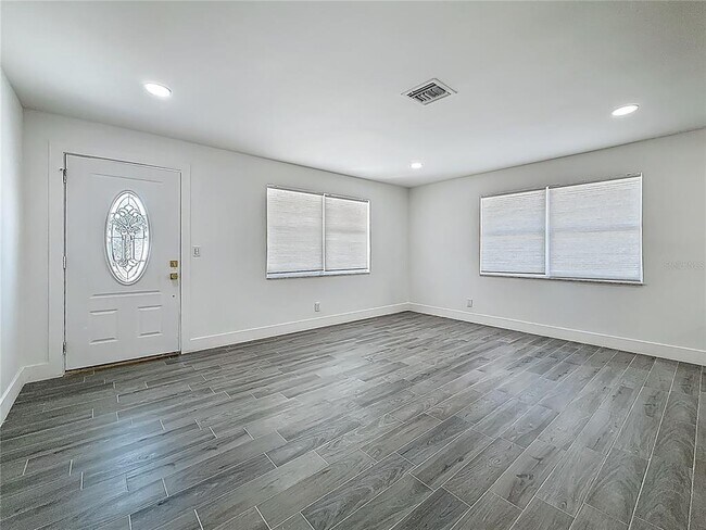 Foto del edificio - 1755 Shore Acres Blvd NE