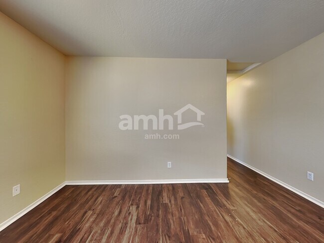 Foto del edificio - 7504 S Sunrise Way