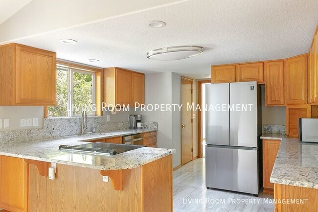Building Photo - 3 bedroom 2 bath Located in highly desirab...