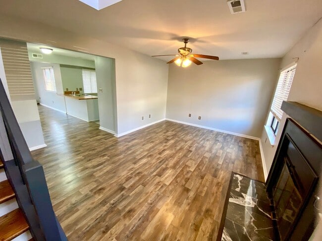 Building Photo - 1116 N Green Dr