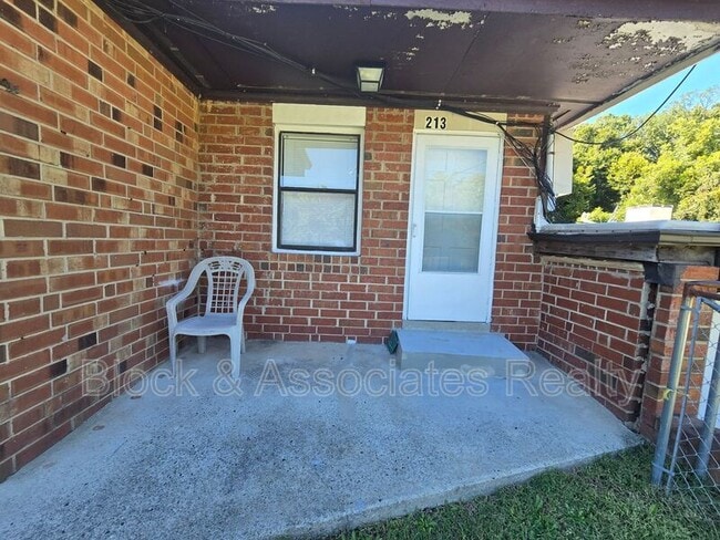 Building Photo - 213 Baker Rd