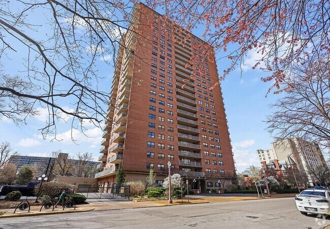 Building Photo - 4466 W Pine Blvd
