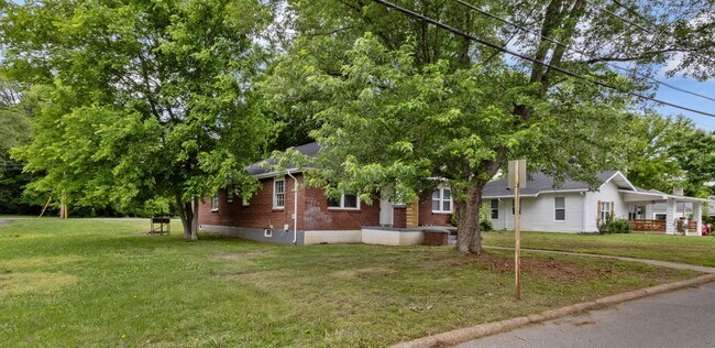 Building Photo - Charming Duplex in Clarksville!