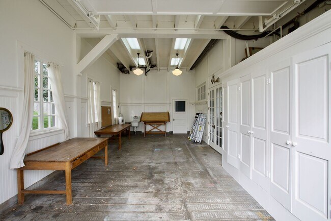 Foto del edificio - Converted Early 20th Century Firehouse