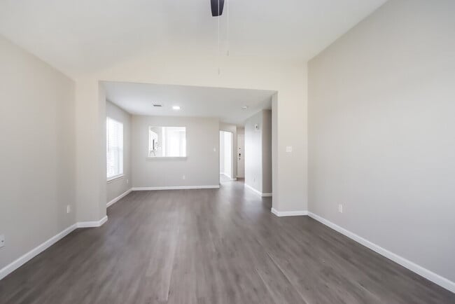 Foto del edificio - 1615 Trail Oaks Ct