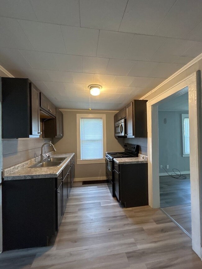 Building Photo - 2-Bedroom, 1-Bathroom Home with Basement &...