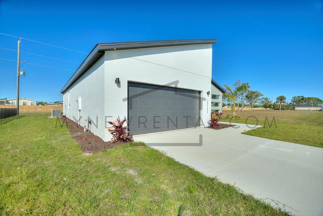 Building Photo - Deposit-Free! Modern, energy efficient hom...