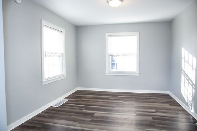 Building Photo - Next-Level Student Living  |  3,000+ Sq Ft 4BR Home Steps from Ball State – Pre-Lease Now!
