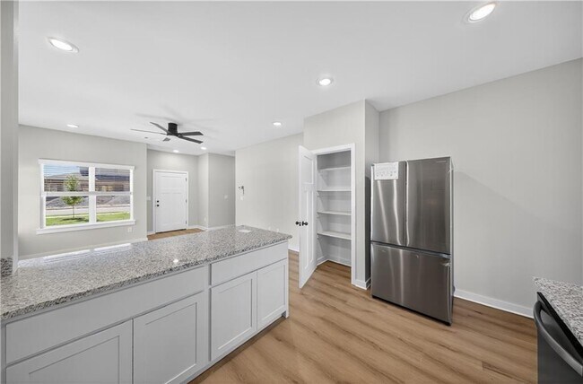 Building Photo - 601 Cosmos St