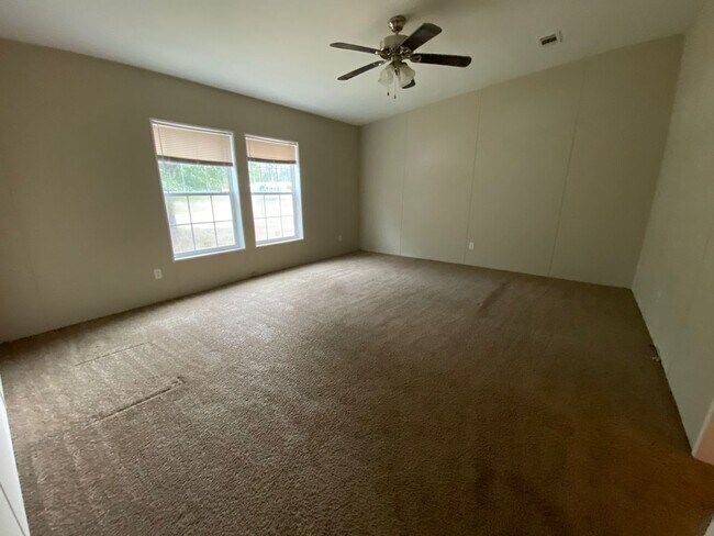 Building Photo - 4 Bedroom 2 Bath Pet Friendly home.