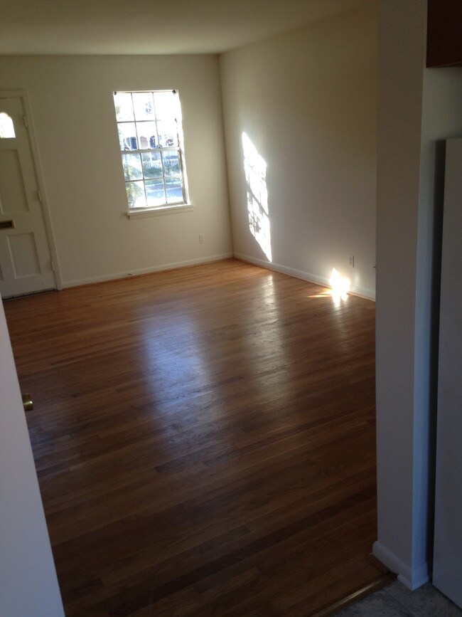 Sala de estar desde la cocina - 1101 Prince Edward St