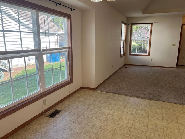 Foto del edificio - COMING SOON! All-Brick Duplex near Nixa High School