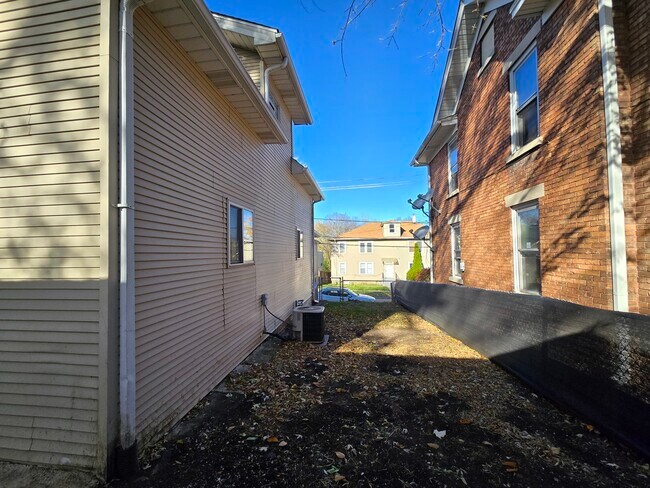 Building Photo - 324 Rosewood Ave