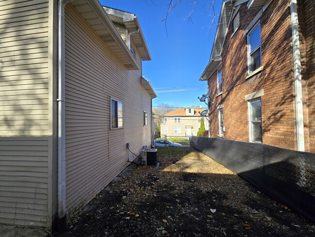 Foto del edificio - 324 Rosewood Ave