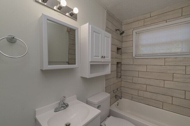 Building Photo - Section 8 welcome! $910 - 2 bed/1 bath hou...