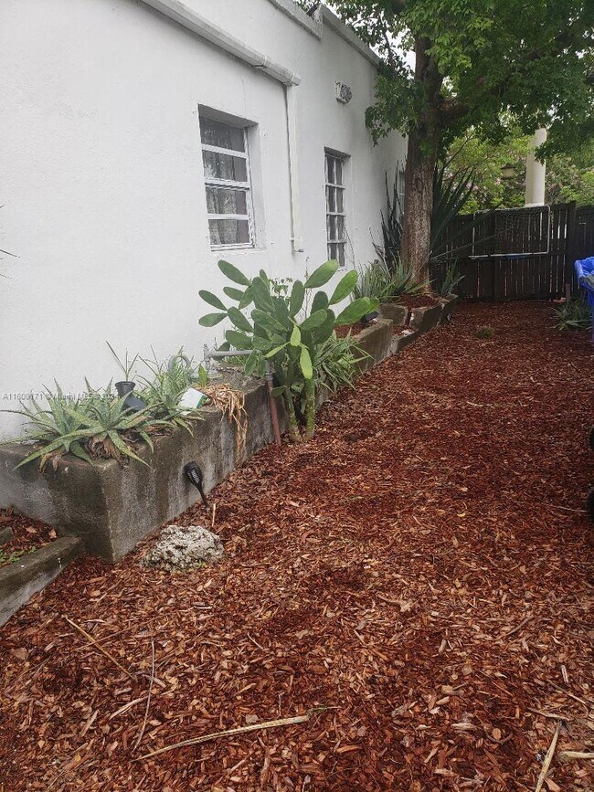 Building Photo - 426 S 24th Ave