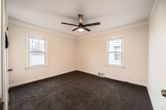 Building Photo - 3 bedroom - 2 bathroom - Lincoln Park - $1...