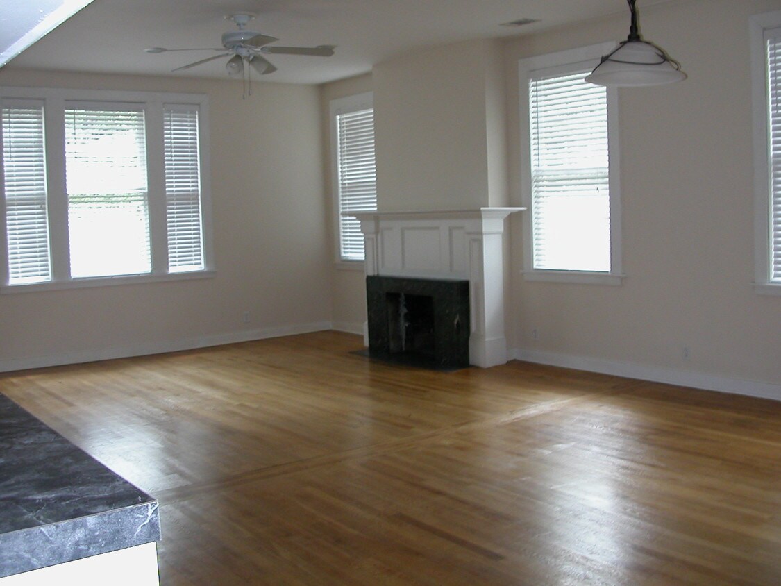 Primary Photo - 402 E Victory Dr