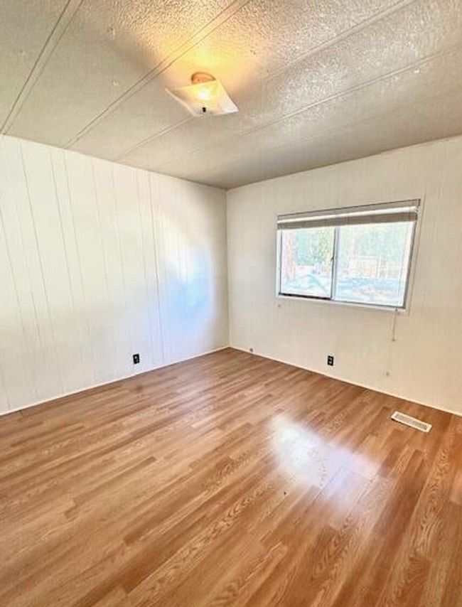 Foto del edificio - 62 Erickson Ave