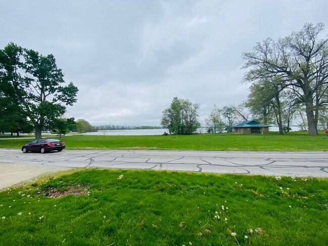 Building Photo - 402 Parkway Dr