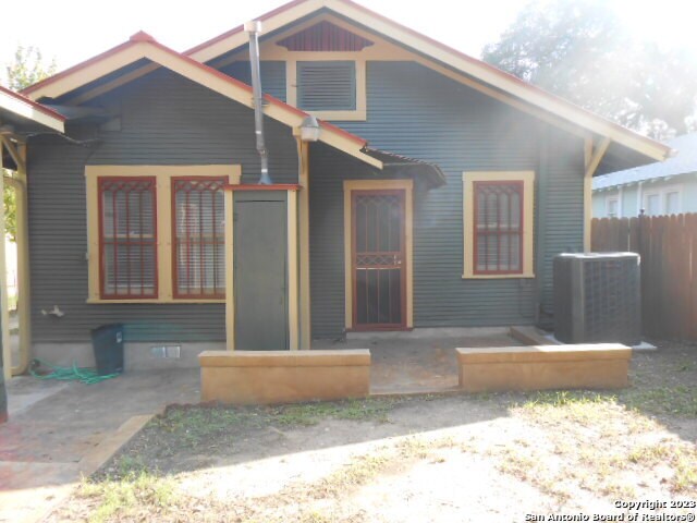 Building Photo - 711 E Evergreen Ct