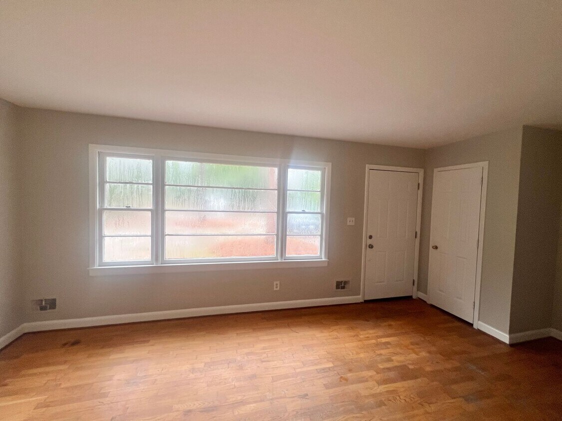 Primary Photo - RENT SPECIAL! 3-4 BR Home! Large Brick hom...