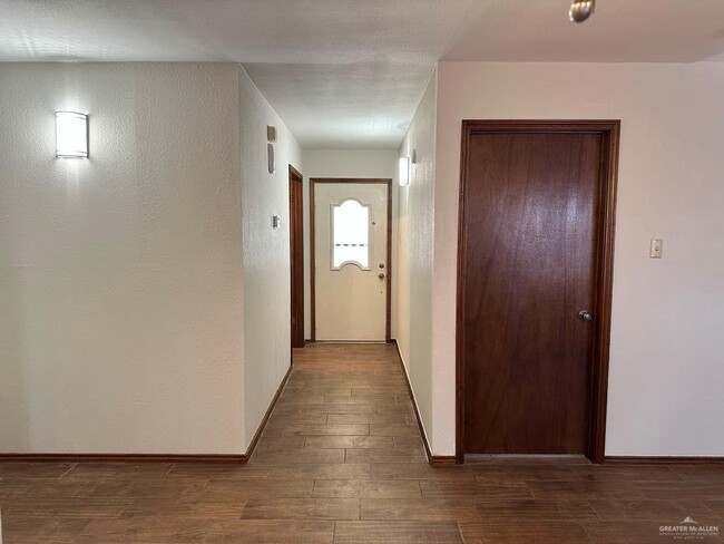 Building Photo - 1105 Cardinal Ave