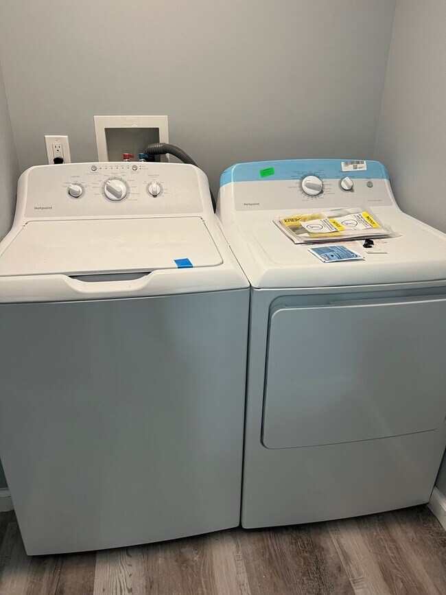 Building Photo - 28 E Main St