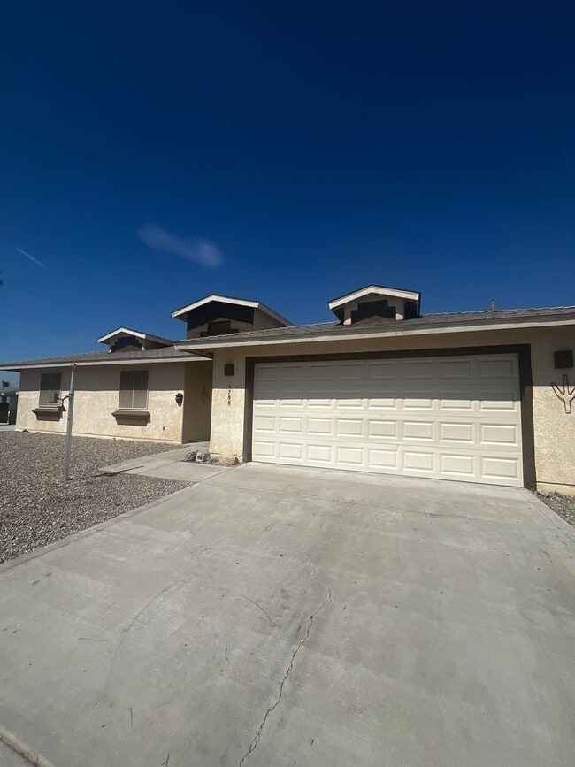 Building Photo - 3785 Beachview Dr