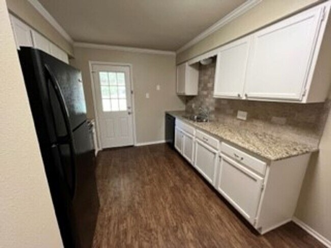 Foto del edificio - 8414 Cambridge Rd. #C03