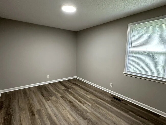Building Photo - 913 Poppy Dr
