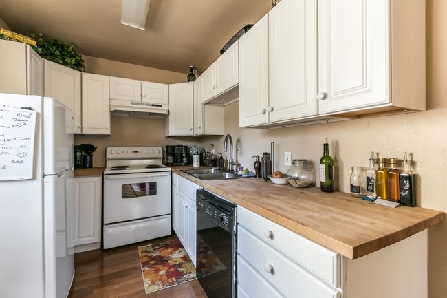 kitchen in aprt. - 430 SE Woodland Blvd