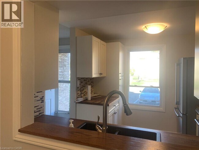 Photo du bâtiment - 242 Lakeport Rd