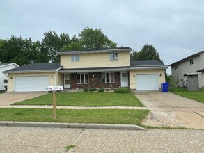 Building Photo - 1825 W Brewster St