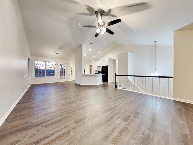 Building Photo - 982 Forest Glen