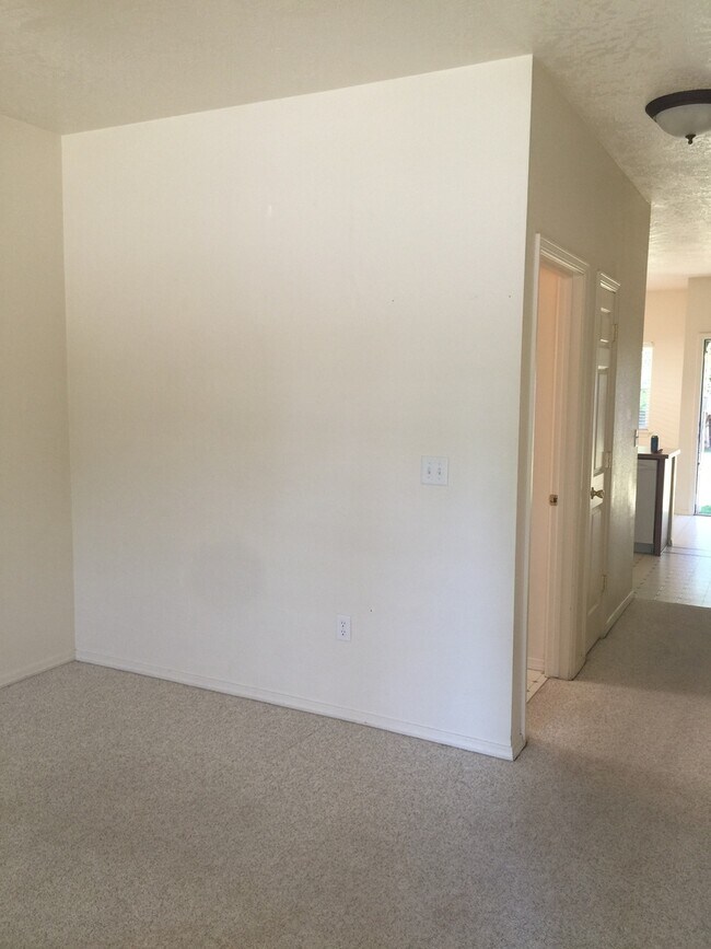 Foto del edificio - $1895..00 -  2 Bed/2.5 bath on the Bench.....