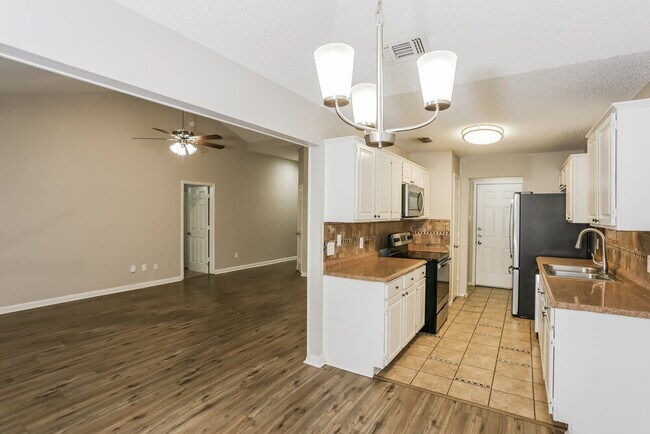 Foto del edificio - 9004 Willoughby Ct